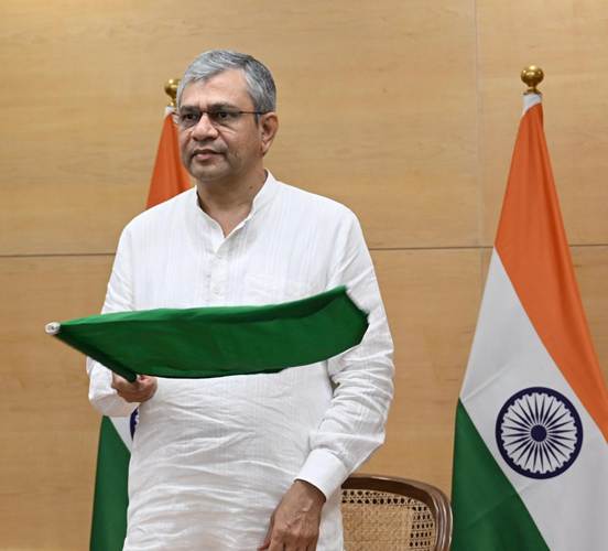 New Delhi: अश्विनी वैष्णव ने शुरू की रामनगर-देहरादून एक्सप्रेस सेवा, रामनगर से देहरादून तक सीधी रेल सेवा शुरू, कुमाऊं-गढ़वाल के बीच बढ़ेगा संपर्क