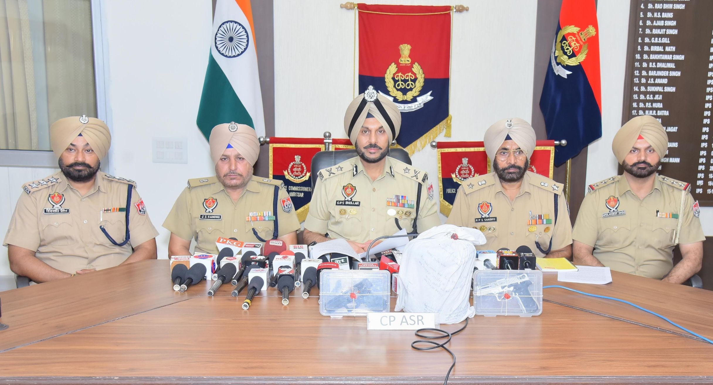 Amritsar: अमृतसर में पुलिस की बड़ी कार्रवाई, 5.5 किलो हेरोइन और दो विदेशी पिस्तौल बरामद