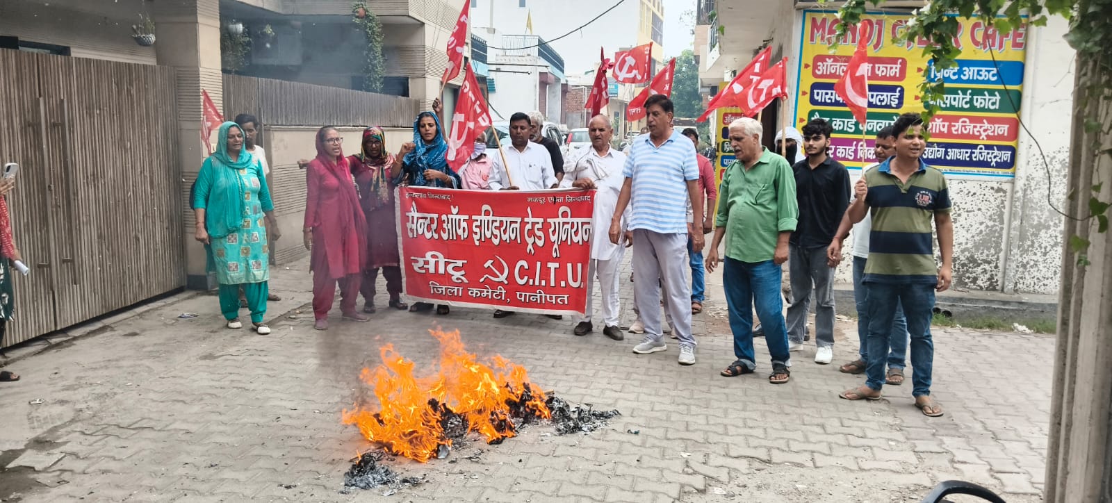 Panipat: जंतर मंतर पर छात्र आंदोलन के समर्थन में किया पुतला दहन