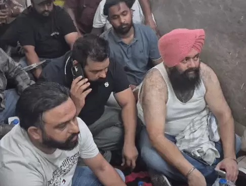 आरटीए ऑफिस में टैक्सी यूनियन का प्रदर्शन, आधे कपड़े उतार अधिकारी खिलाफ जताया विरोध
