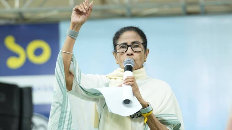 Kolkata: दिल्ली छात्र आंदोलन पर ममता का केंद्र पर हमला, बोलीं- लोकतंत्र में लाठी नहीं, संवाद होना चाहिए