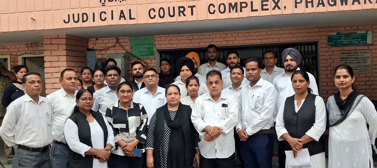 Phagwara: एलएडीसी नीति के विरोध में फगवाड़ा बार की हड़ताल 14वें दिन भी जारी, आंदोलन तेज करने की चेतावनी