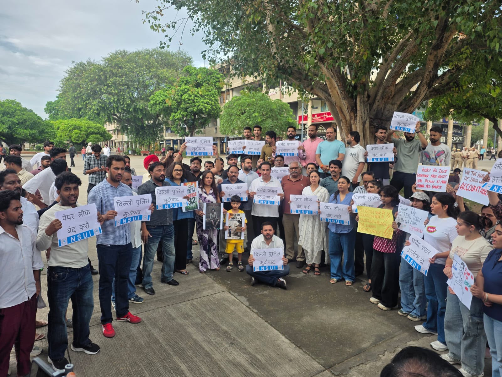 Chandigarh: पेपर लीक मुद्दे पर सड़कों पर उतरी कांग्रेस, छात्रों पर बल प्रयोग के आरोपों को लेकर केंद्र पर साधा निशाना