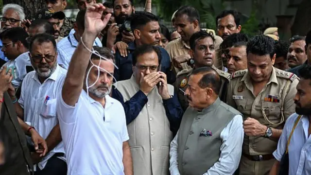 New Delhi: नीट पेपर लीक मुद्दे पर सियासी घमासान तेज, पीएम आवास मार्च से पहले राहुल गांधी समेत कांग्रेस नेताओं को पुलिस ने रोका