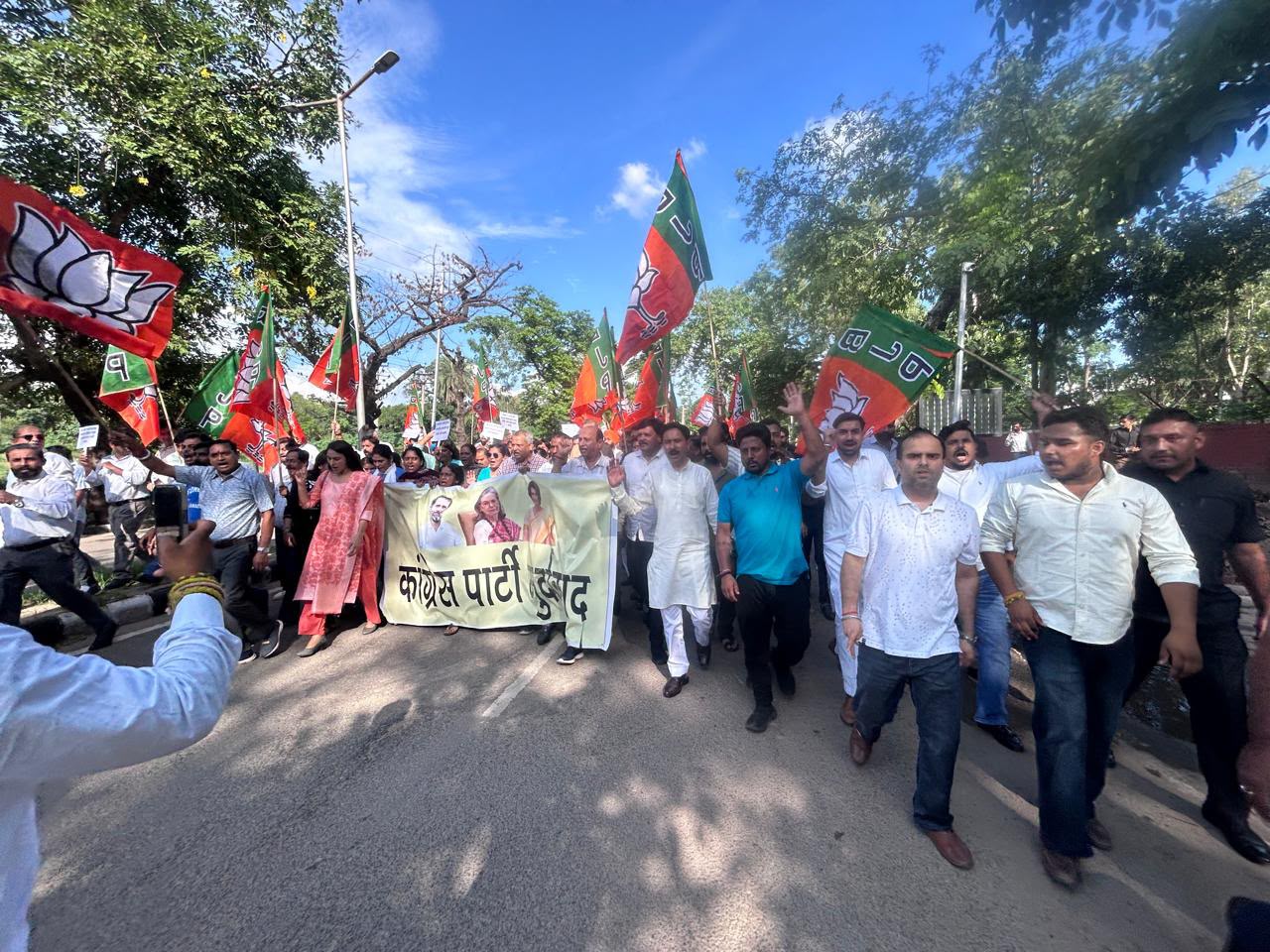 Chandigarh: कांग्रेस के प्रदर्शन के जवाब में सड़कों पर उतरी भाजपा, राहुल गांधी के खिलाफ लगाए नारे