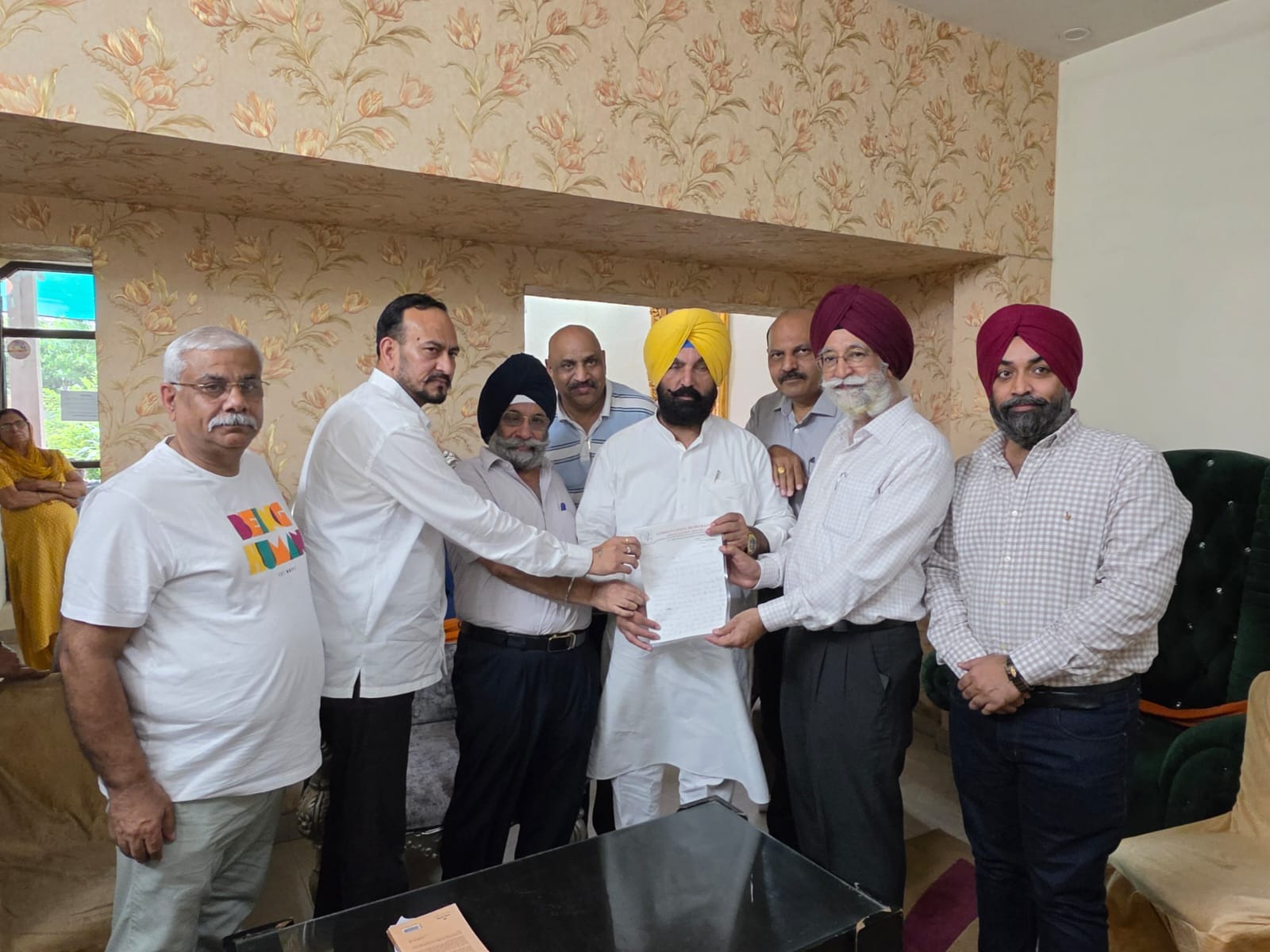 Ludhiana: वाहनों पर सख्ती के खिलाफ उद्योगपति लामबंद, विधायक सिद्धू को सौंपा ज्ञापन; जल्द समाधान का मिला भरोसा