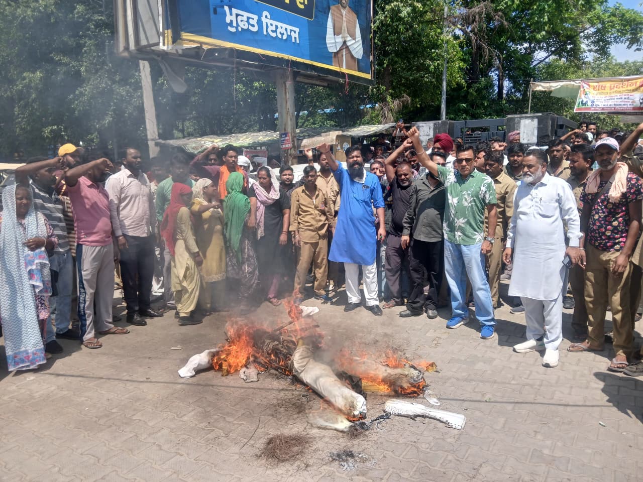 Zirakpur: जीरकपुर में सफाई कर्मचारियों का उग्र प्रदर्शन, पुलिस कार्रवाई के विरोध में सरकार को दी आंदोलन तेज करने की चेतावनी