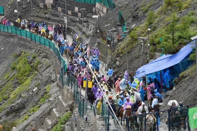 Jammu: बम-बुलेटप्रूफ सुरक्षा के बीच अमरनाथ यात्रा जारी, 20वां जत्था जम्मू से रवाना