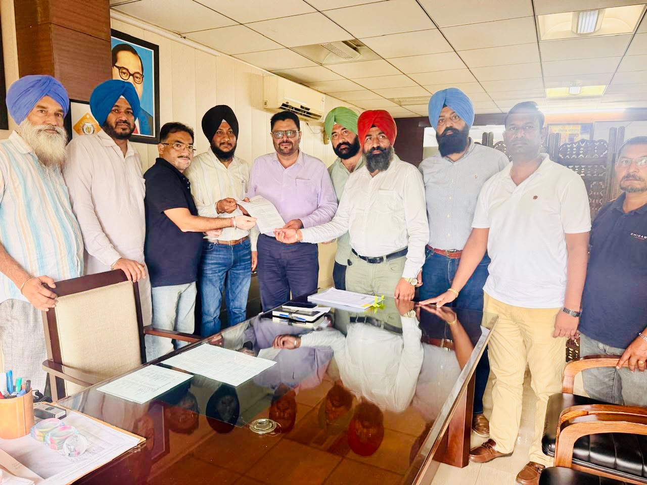 Ludhiana: वाहन पोर्टल की परेशानियां दूर करने की गुहार, ट्रांसपोर्टरों ने एसटीए अधिकारियों से की मुलाकात