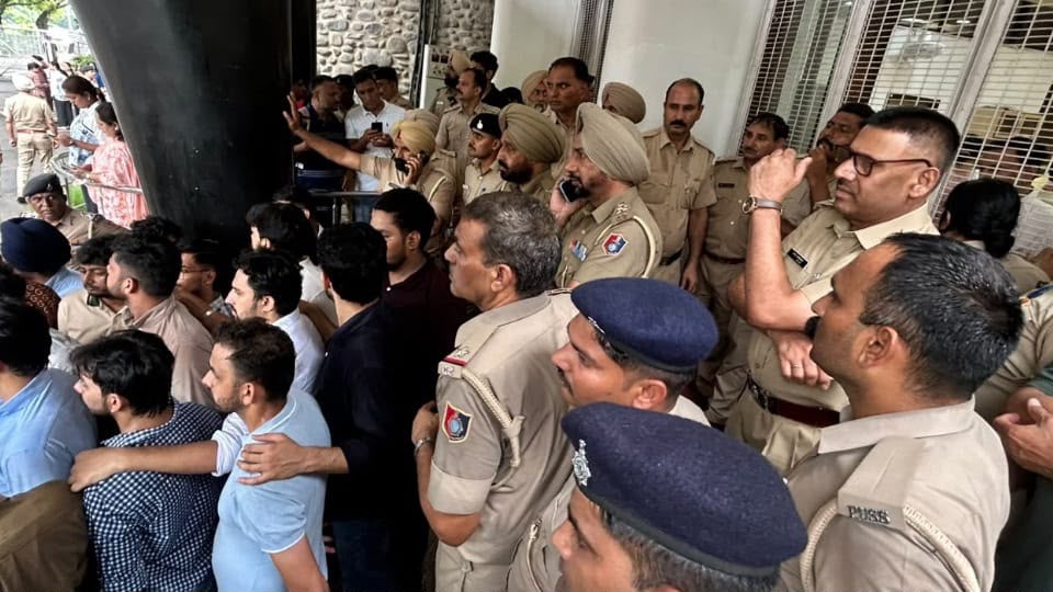 Chandigarh: करंट हादसे में शोधार्थी की मौत से पंजाब यूनिवर्सिटी में आक्रोश, छात्रों ने उठाए सुरक्षा व्यवस्था पर गंभीर सवाल