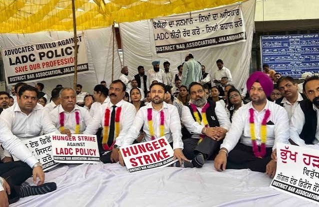 Jalandhar: 21वें दिन भी जारी रहा जालंधर बार एसोसिएशन का संघर्ष, LADC नीति के खिलाफ वकीलों ने दिखाई एकजुटता