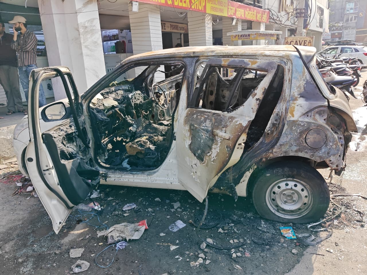 व्यापारी की दुकान के बाहर खड़ी कार को लगी आग, सीसीटीवी में दिखा संदिग्ध