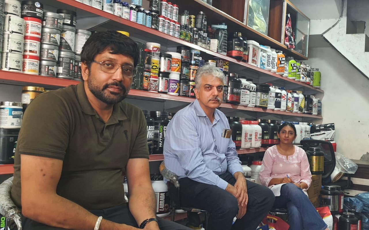 फूड सेफ्टी टीम की सप्लीमेंट स्टोर पर रेड, बड़ी मात्रा में खाली रैपर जब्त, सैंपल भरे