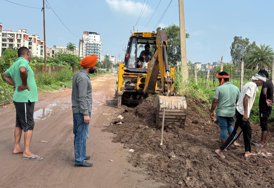 Zirakpur: विधायक रंधावा के निर्देश पर एक्शन, पीर मुछल्ला की आस्था सिटी रोड के कायाकल्प का काम शुरू