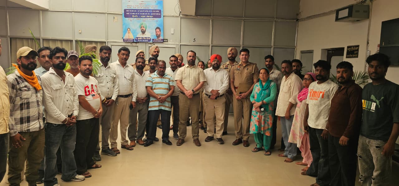 Derabassi: डेराबस्सी में सफाई कर्मियों के आंदोलन से बिगड़ी सफाई व्यवस्था, एसपी विक्रम बराड़ ने यूनियन से की वार्ता