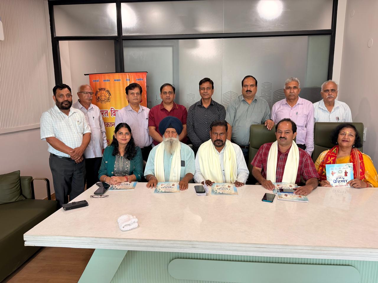 Derabassi: डेराबस्सी में गुरु पूर्णिमा पर गुरुजनों का अभिनंदन, उत्कृष्ट सेवाओं के लिए शिक्षकों को मिला सम्मान