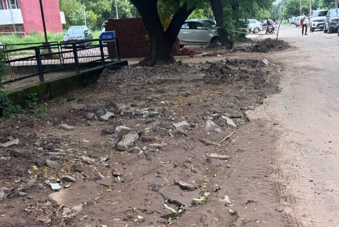 Chandigarh: बारिश में डूबा सेक्टर-35, अधूरी सड़कें और सीवरेज व्यवस्था पर आरडब्ल्यूए ने जताई नाराजगी