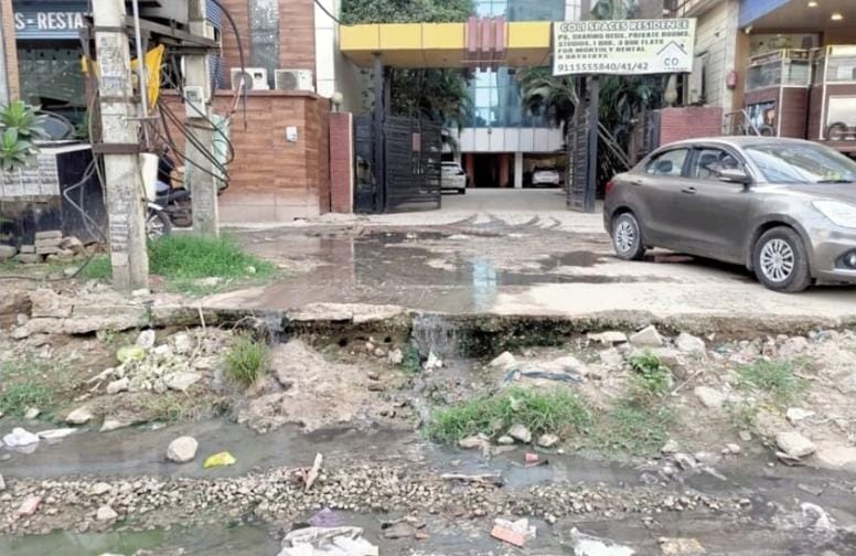 Zirakpur: नेशनल हाईवे पर सीवरेज का रिसाव, फूड स्टॉल और दुकानदारों का कारोबार प्रभावित