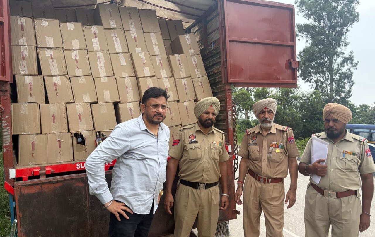 Zirakpur: जीरकपुर में शराब माफिया पर शिकंजा, चंडीगढ़ से आई अवैध खेप के साथ ट्रक जब्त