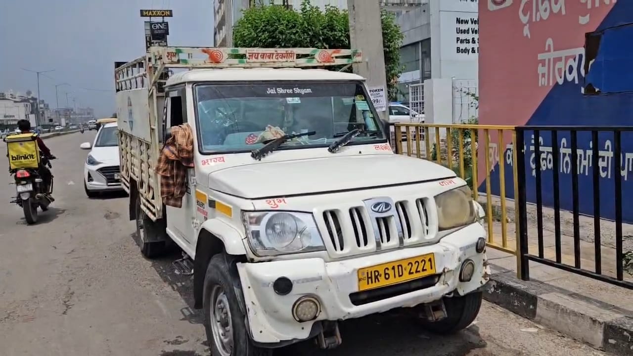 Zirakpur: चंडीगढ़ से हरियाणा-Delhi जा रही शराब की खेप पकड़ी, जीरकपुर पुलिस ने पिकअप समेत आरोपी दबोचा