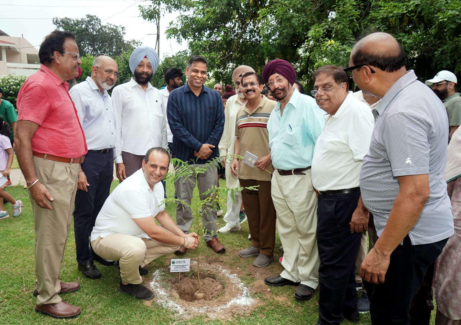 Chandigarh: चंडीगढ़ की हरियाली बचाने को आगे आए लोग, निगम और आरडब्ल्यूए ने मिलकर चलाया पौधारोपण अभियान