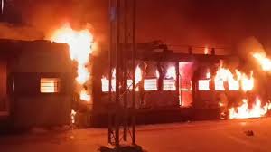 Patna: सिमरी बख्तियारपुर स्टेशन पर खड़ी मेमू ट्रेन धू-धू कर जली, ढाई घंटे की मशक्कत के बाद आग पर पाया गया काबू