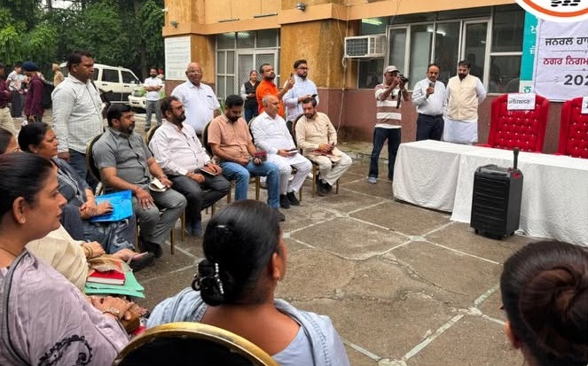 निगम जोन-डी बाहर भाजपा ने खुले में आयोजित की जनरल हाउस मीटिंग, मेयर और कमिश्नर की कुर्सियां भी लगाई