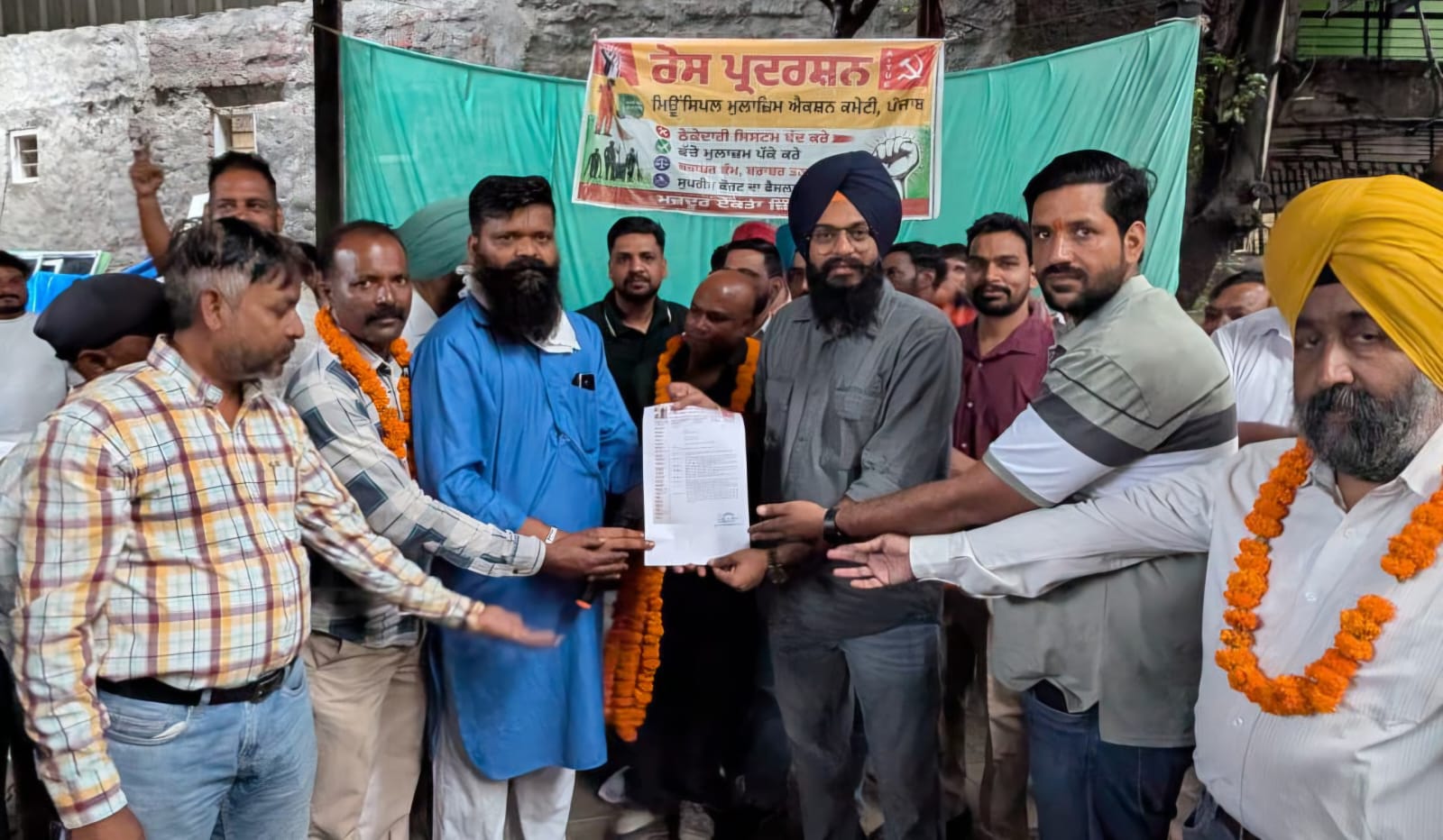 Zirakpur: सरकार के आश्वासन के बाद जीरकपुर सफाई कर्मियों का आंदोलन समाप्त, लोगों को मिली राहत