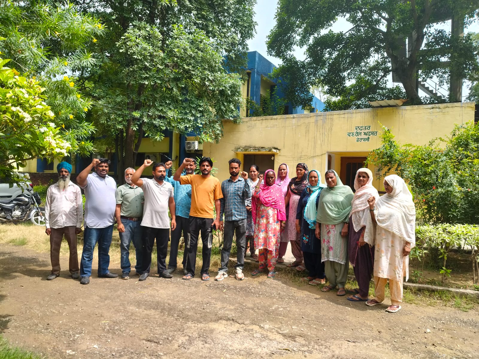 Derabassi: डेराबस्सी में वन कर्मियों ने खोला मोर्चा, बकाया वेतन और मांगों को लेकर सरकार के खिलाफ नारेबाजी