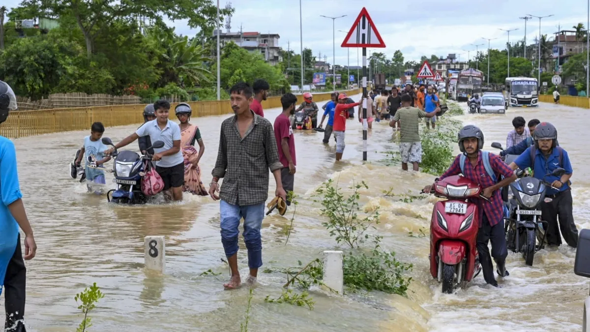 Guwahati: बाढ़ से बेहाल असम: 563 गांव जलमग्न, 16 हजार हेक्टेयर से ज्यादा फसल प्रभावित
