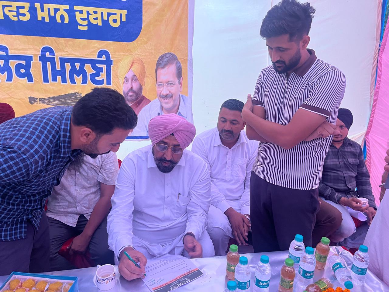 Zirakpur: ग्रामीणों को मिला संपत्ति का अधिकार, बहादरगढ़ में विधायक रंधावा ने शुरू किए विकास कार्य