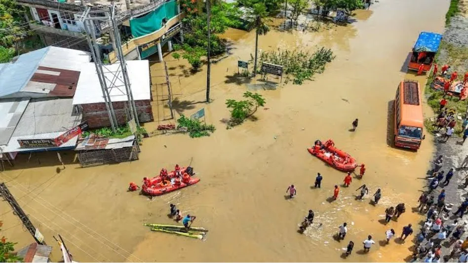 Guwahati: ऊपरी असम में जल प्रलय से बढ़ी मुश्किलें, राहत-बचाव तेज; प्रभावित परिवारों को सरकार दे रही आर्थिक मदद