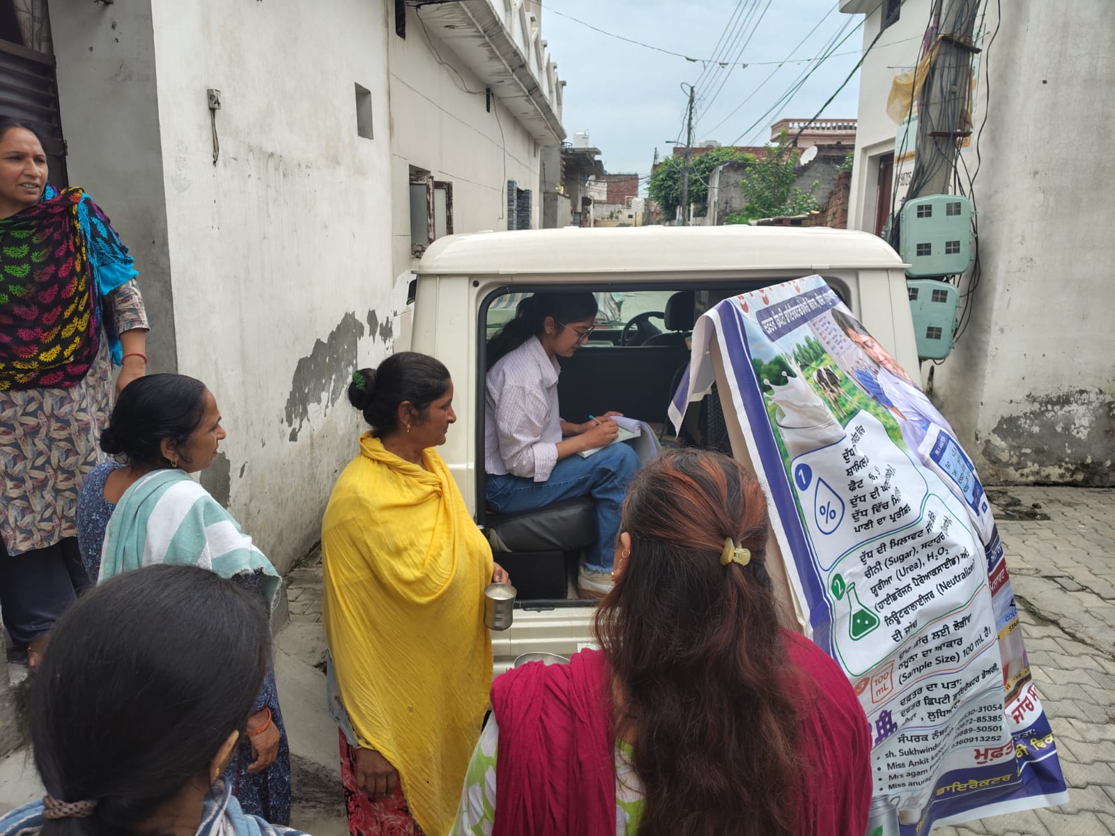 Ludhiana: दूध की शुद्धता पर सवाल: खन्ना में जांच के दौरान 26 सैंपलों में निकली पानी की मिलावट