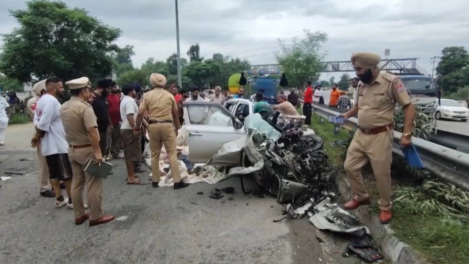 तेज रफ्तार स्विफ्ट कार कैंटर से भिड़ी, 3 युवकों की मौत, 2 की लाश फ्रंट सीट पर फंसी, एक की रोड पर गिरी