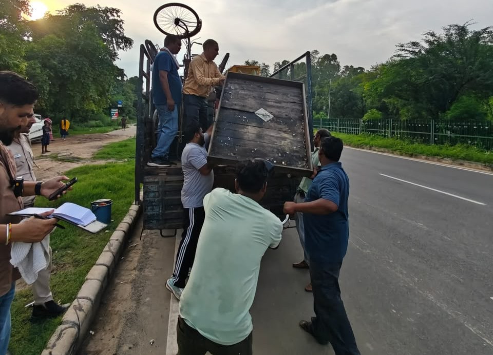 Chandigarh: 106 चालान, कई जगहों से कब्जे साफ: चंडीगढ़ में सड़कों और फुटपाथों पर निगम की सख्ती