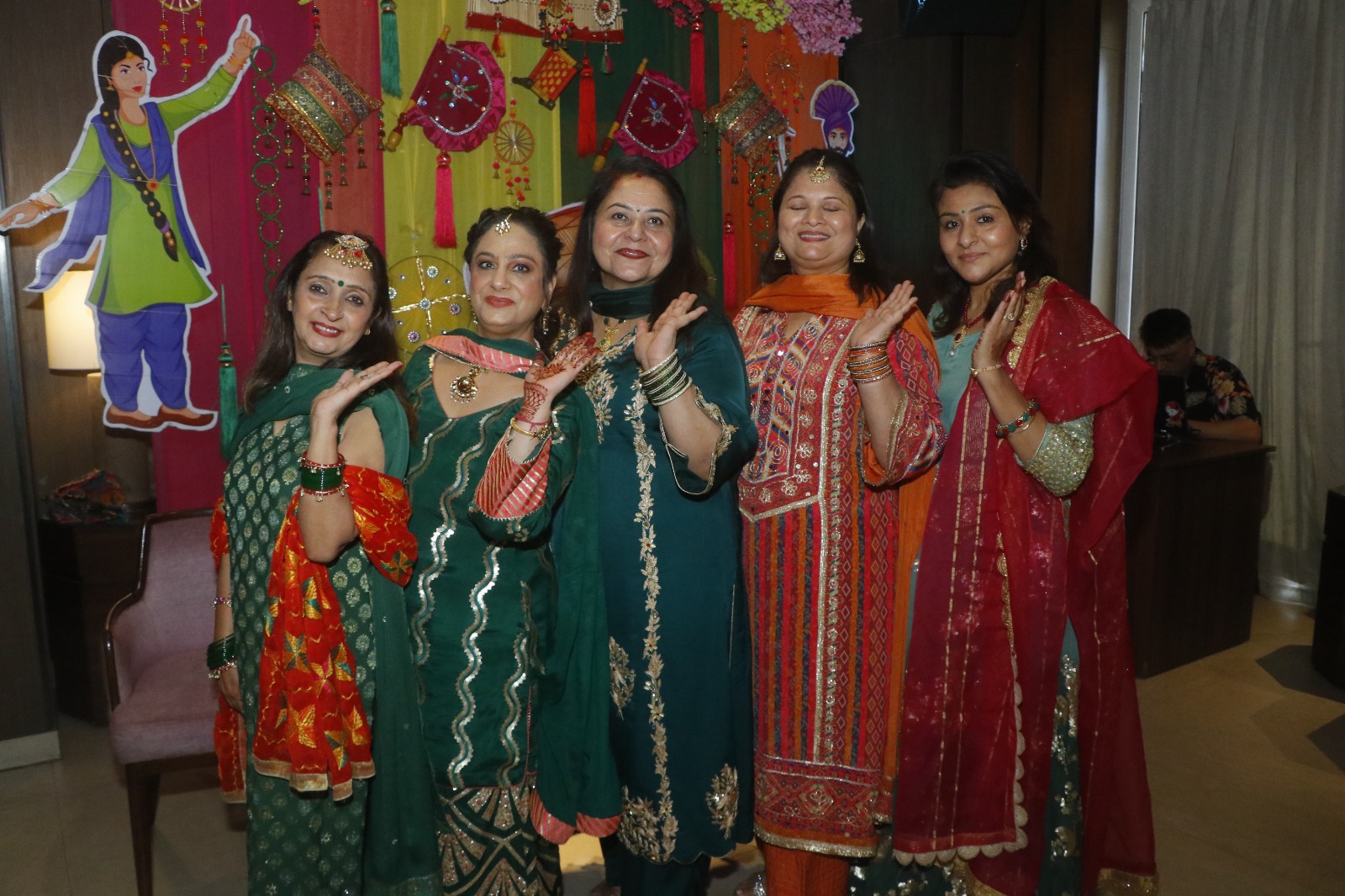 Panchkula: तीज के रंग में रंगा पंचकूला, पारंपरिक परिधानों और नृत्य से सजी महिलाओं की महफिल