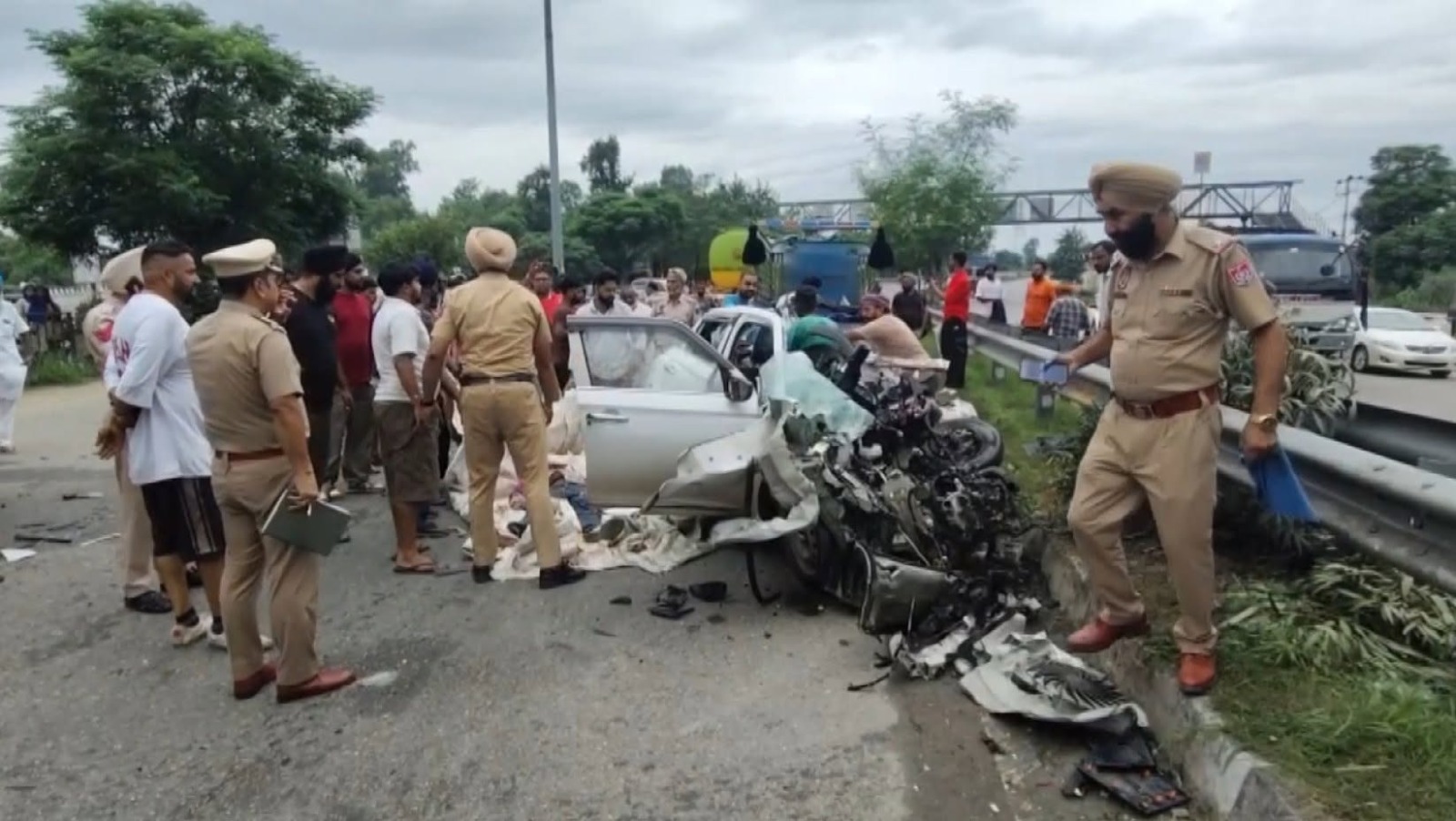 Jalandhar: कैंटर से टकराकर चकनाचूर हुई स्विफ्ट, दो युवक कार में फंसे, तीन की मौके पर मौत