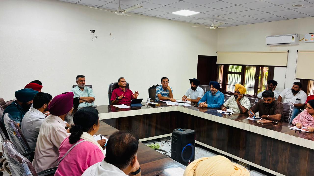 Amritsar: हर गांव में वैज्ञानिक कचरा प्रबंधन की तैयारी, अमृतसर प्रशासन ने सरपंचों को दिए सख्त निर्देश