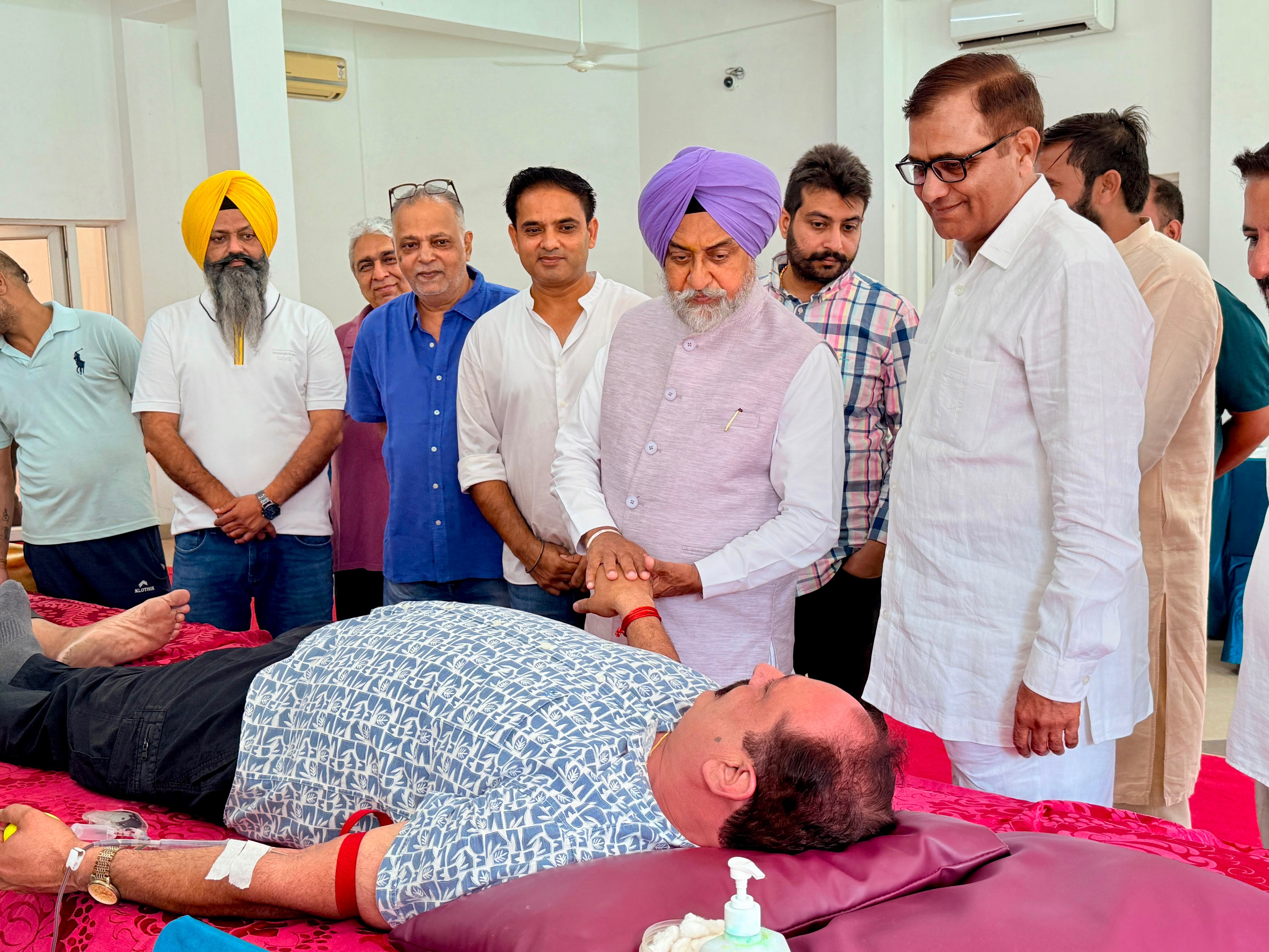 Dera Bassi: रक्तदान से बड़ा कोई जीवनदान नहीं, डेराबस्सी में शिविर के दौरान युवाओं ने दिखाई सेवा की मिसाल