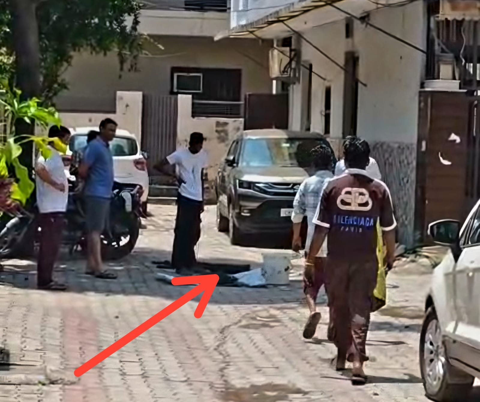 Zirakpur: सीवरेज की सफाई के बाद निजी प्लॉट बना डंपिंग स्थल! जीरकपुर के एमएस एन्क्लेव में लोगों का फूटा गुस्सा