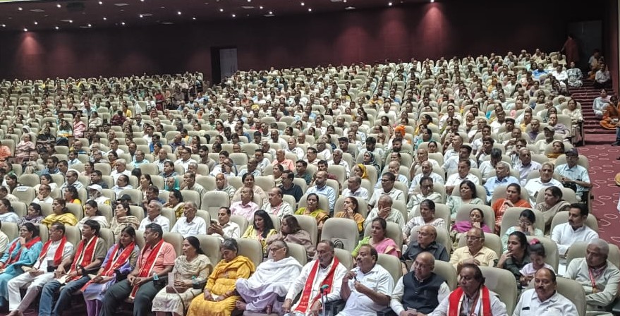 Panchkula: गीता सत्संग में उमड़ा श्रद्धा का सैलाब, स्वामी ज्ञानानंद बोले—सुख-दुख में संतुलन ही जीवन की कुंजी