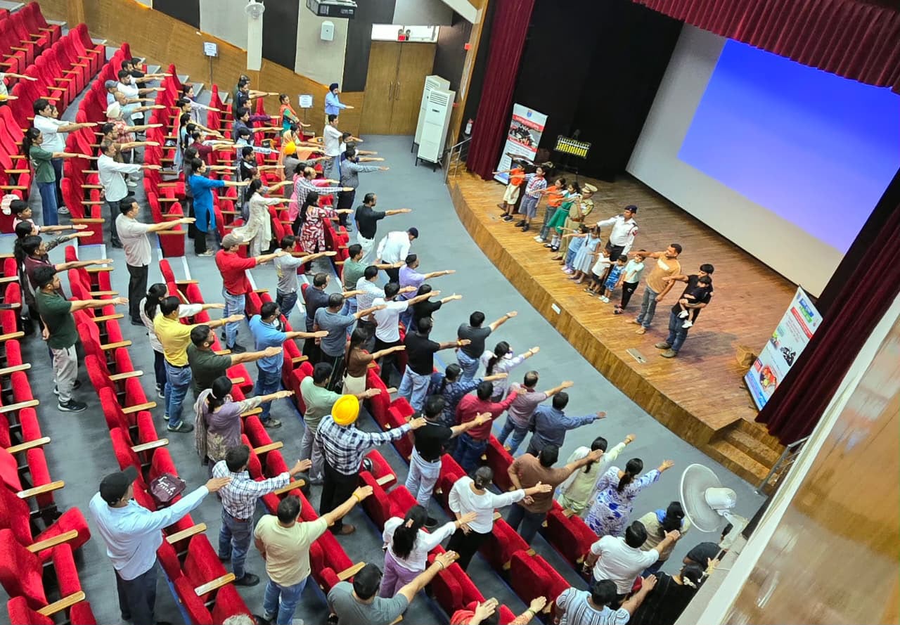 Chandigarh: रोड सेफ्टी को लेकर चंडीगढ़ ट्रैफिक पुलिस की अनोखी पहल, बच्चों ने पेंटिंग से दिया सुरक्षित सफर का संदेश