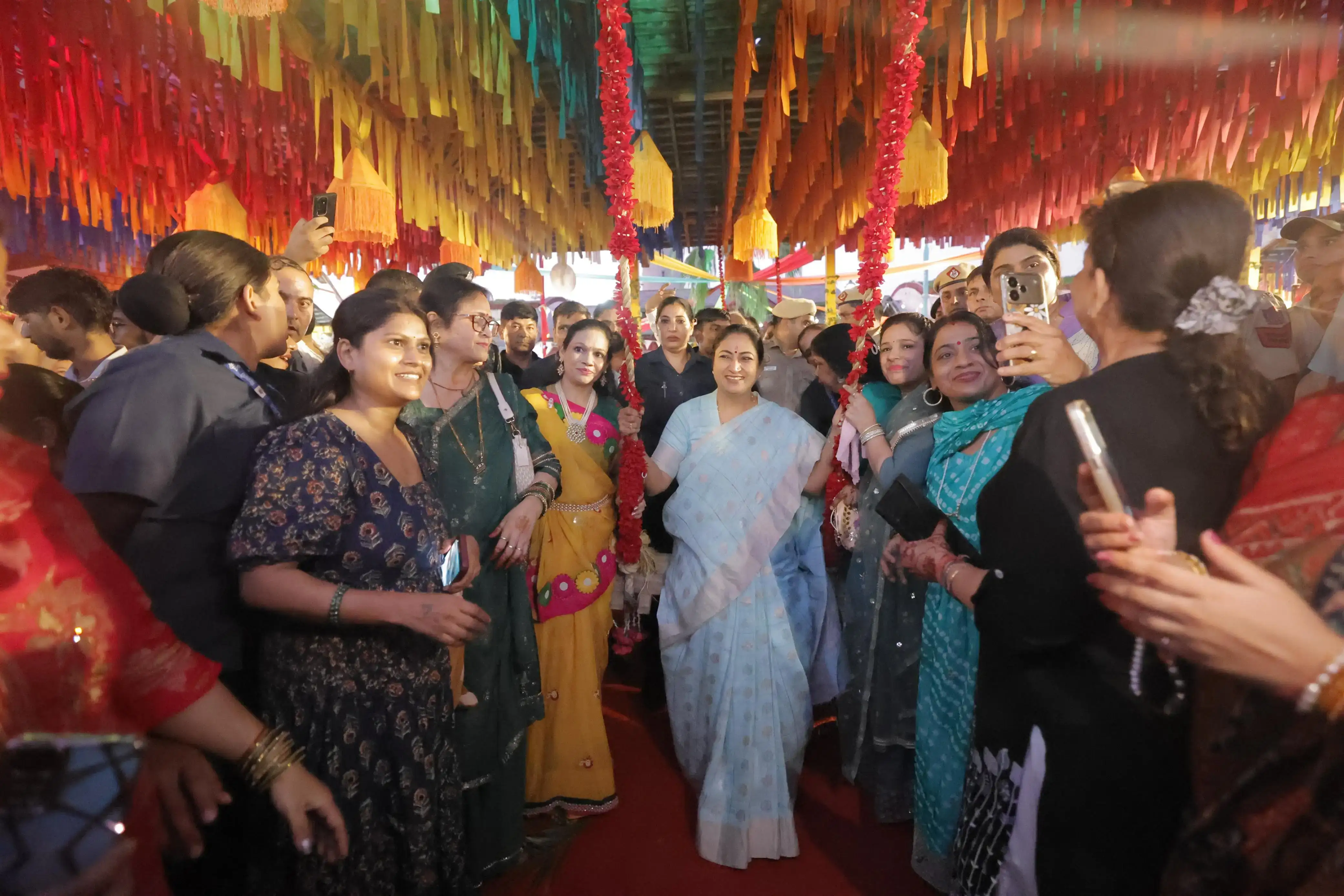 New Delhi: हरियाली तीज पर महिलाओं के साथ नजर आईं सीएम रेखा गुप्ता, उत्सव में बढ़ाई रौनक