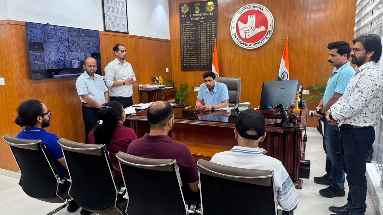 Chandigarh: सरकारी दफ्तरों के चक्कर से राहत, चंडीगढ़ में डीसी की जन सुनवाई में सीधे सुनी जा रहीं लोगों की शिकायतें