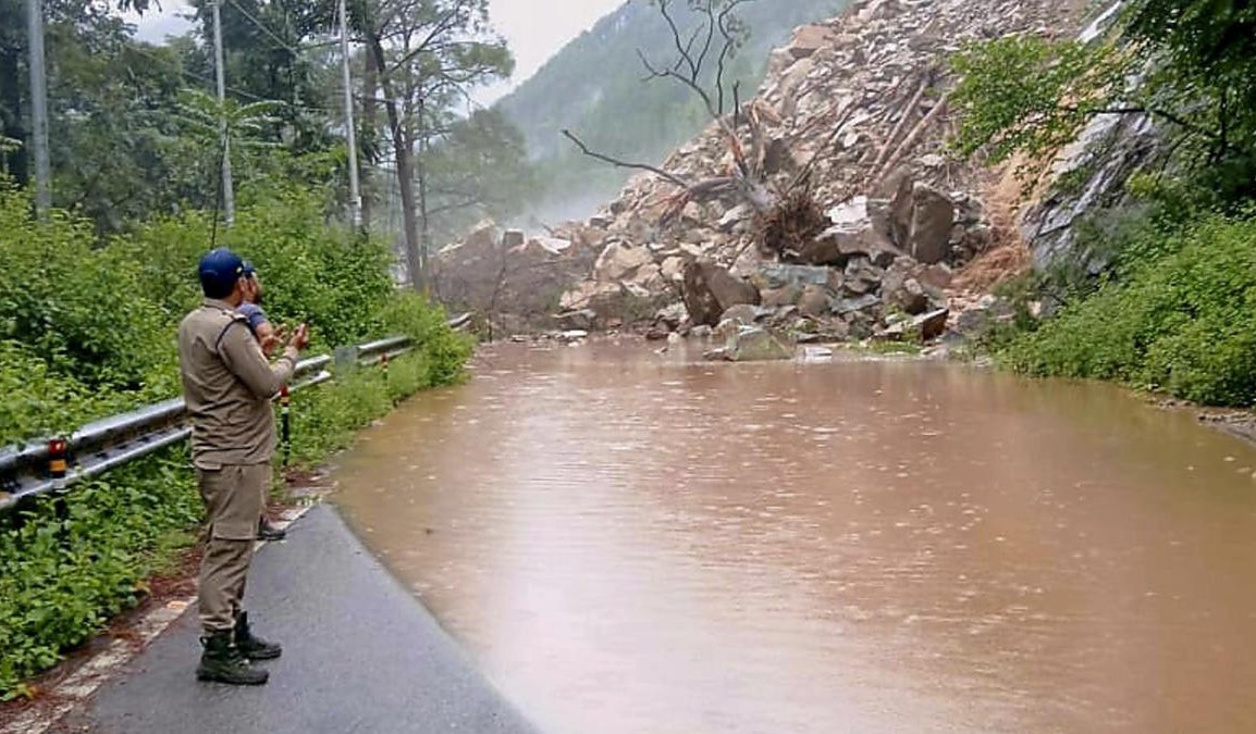 Dehradun: बारिश से पहाड़ बेहाल, अलकनंदा उफान पर; ऋषिकेश-यमुनोत्री समेत कई मार्गों पर आवाजाही ठप