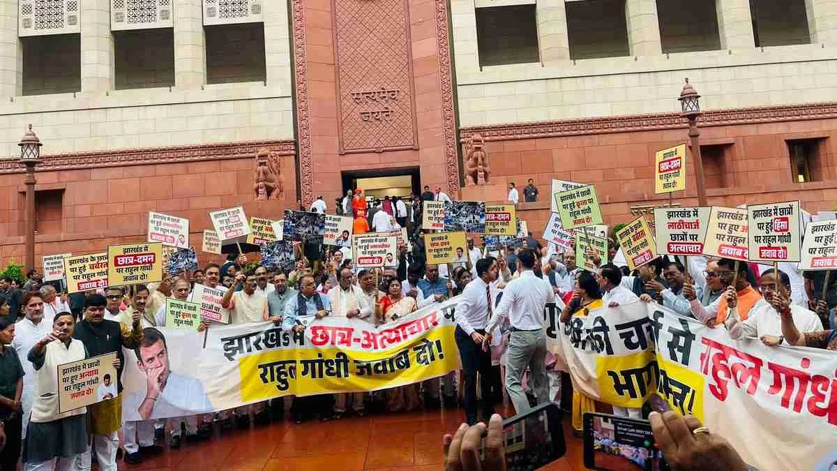 New Delhi: ‘राहुल गांधी चर्चा करो, भागो मत’, झारखंड छात्र आंदोलन पर NDA का प्रदर्शन; विपक्ष पर संसद बाधित करने का आरोप