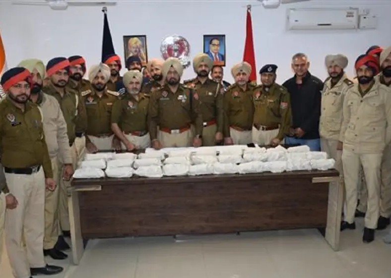 Fazilka: फाजिल्का में 30 किलो से ज्यादा हेरोइन पकड़ी, कार सवार तीन आरोपी गिरफ्तार; ड्रोन नेटवर्क की जांच तेज