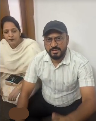 कांग्रेसी महिला पार्षद और पति ने निगम अफसरों खिलाफ खोला मोर्चा, सीवरेज समस्या से पेरशान होकर जोन-डी में लगाया धरना