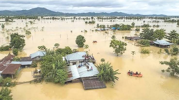 Guwahati: नदियां उतरने लगीं, लेकिन असम के 441 गांव अब भी बाढ़ की चपेट में; 102 लोगों की मौत