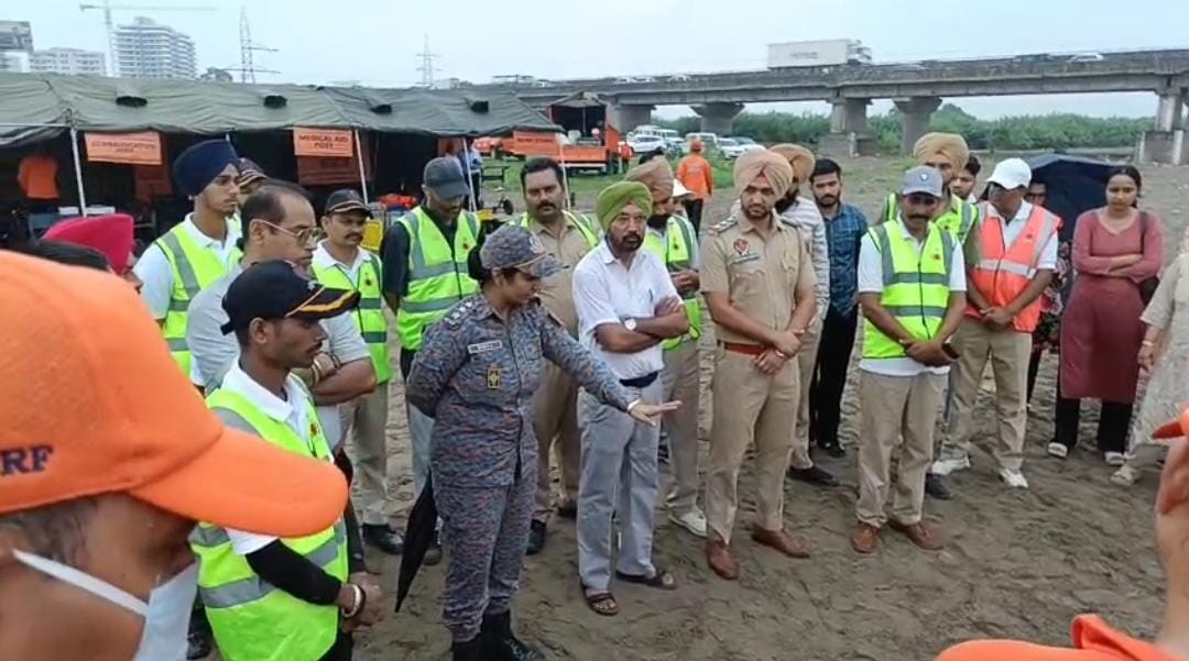 Derabassi: घग्गर के बढ़ते जलस्तर से निपटने को तैयार प्रशासन, एनडीआरएफ ने पानी में फंसे लोगों को बचाने का किया अभ्यास